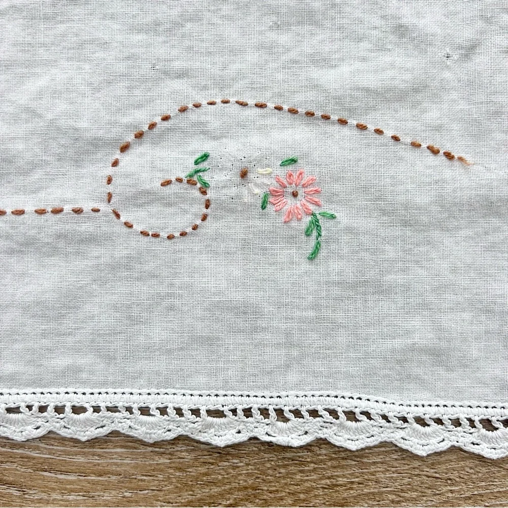 Vintage‎ Embroidery Table Runner Dresser Scarf White Floral Design Soft Romantic